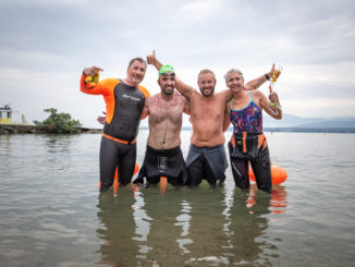 Atteint de la maladie de Parkinson, Cyril Badertscher a réalisé le défi de traverser, à la nage, le Lac Léman entre Nernier et Nyon (5km). Suite à ce défi, l’Association est née pour permettre la récolte de fonds pour la soutenir la recherche médicale de cette maladie.